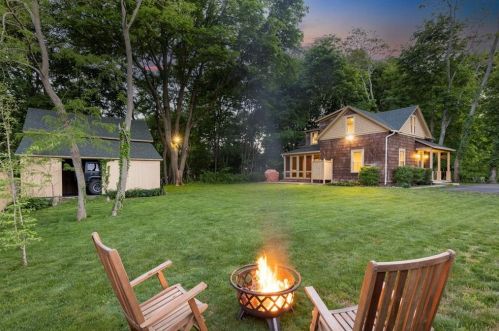 18 Greenman Ave, Westerly, RI 02891-2109