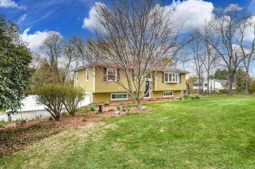 354 Quassapaug Rd, Woodbury, CT 06798-2307
