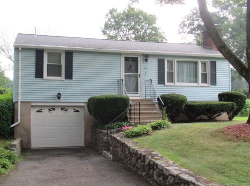 5 Richard Ln, Waterbury, CT 06712-1212