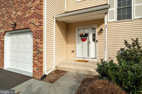 8 Pioneer Ct, Trenton, NJ 08628-3604