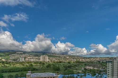 2421 Tusitala St, Honolulu HI  96815-3151 exterior