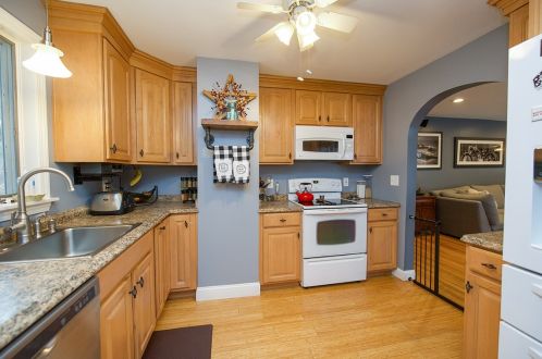 10 Kingston Rd, Plaistow, NH 03865-2211