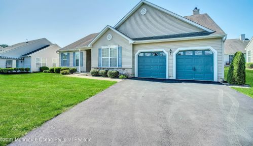 12 Curry Ct, Lakehurst, NJ 08759-5163