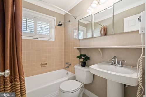 8017 Ellet Rd, Springfield VA  22151-1921 exterior