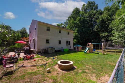 64 New London Rd, Colchester, CT 06420-4019
