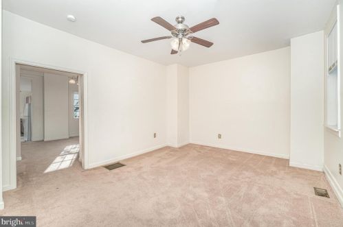 1327 James St, Harrisburg, PA 17102-1940