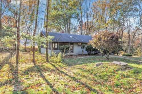 2 Fairlane Dr, Huntington, CT 06484-1903
