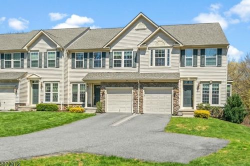 9 Village Ln, Sparta, NJ 07871-8606