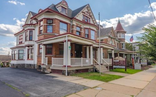 1242 Hamilton St, Allentown, PA 18102-4338
