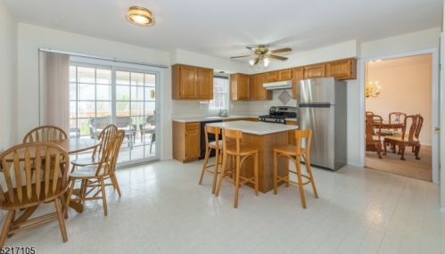 40 Crenshaw Dr, Roxbury Township, NJ 07836-4723