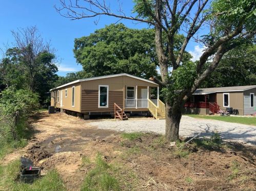 1533 Gale Dr, Azle, TX 76020-4704