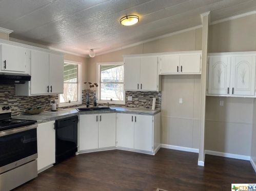 401 Troell St, Seguin TX 78155-7241 exterior