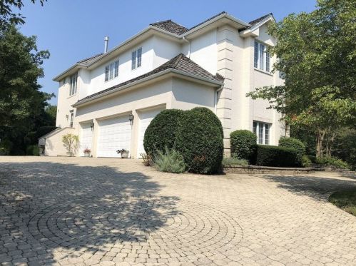 9254 Falling Waters Dr, Willowbrook IL  60527-6872 exterior