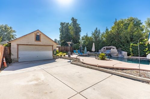 10080 Victoria Ave, Riverside CA  92503-6146 exterior