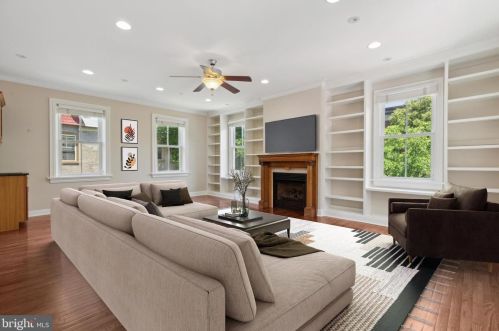 28 Gravers Ln, Philadelphia PA 19118-4132 exterior