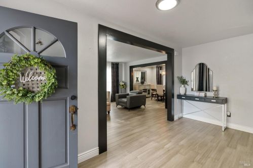 1068 Matthew Ct, Windsor CA  95492-8778 exterior