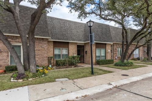 3119 Stonehenge Ln, Carrollton TX  75006-5213 exterior