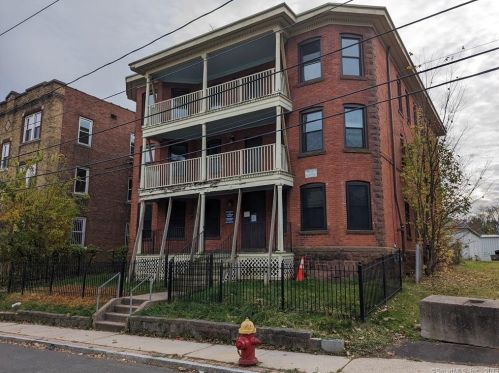 31 Capen St, Hartford, CT 06120-2004