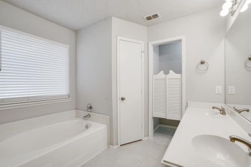 6837 Beaty St, Fort Worth TX  76112-6704 exterior