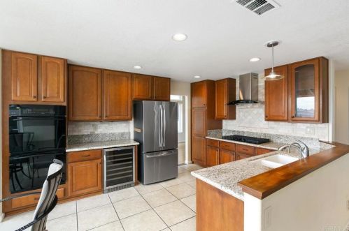 7072 Zubaron Ln, Carlsbad, CA 92009-6607