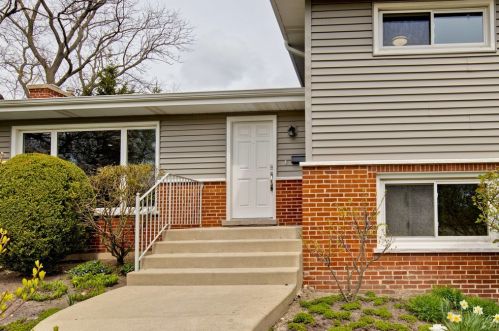 1019 Castlewood Ln, Bannockburn IL  60015-2609 exterior