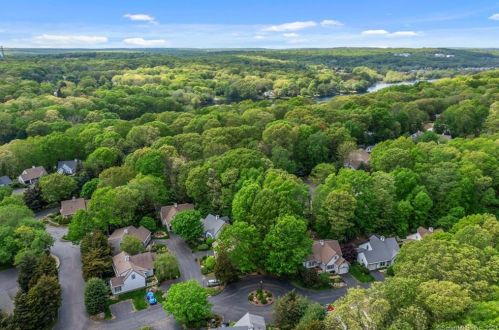 2 Peach Tree Ln, Niantic CT  06357-1938 exterior