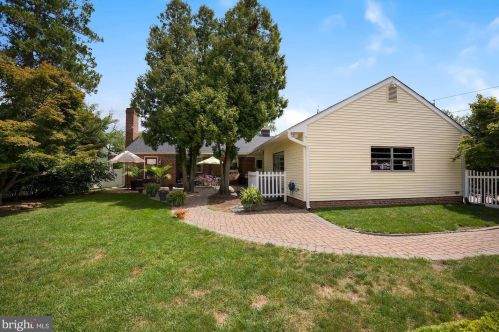 457 Crystal Lake Ave, Tavistock NJ 08033-2819 exterior