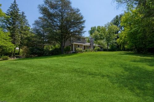 4 Helen St, Warren, NJ 07059-5804