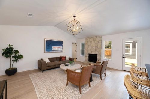 7902 Copano Dr, Austin TX  78749-3816 exterior