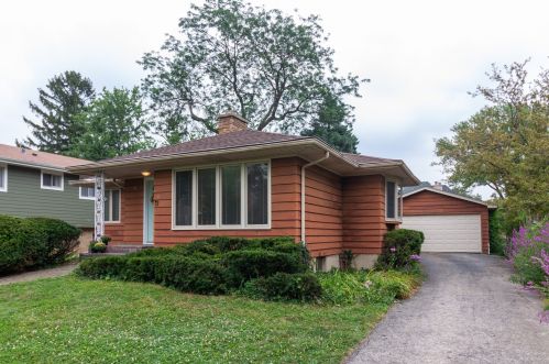 11 Tuttle Ave, Willowbrook, IL 60514-1153