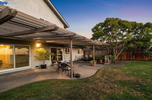 17713 Chateau Ct, Hayward, CA 94552-1750