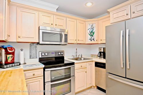 62 Manchester Ct, Tinton Falls NJ  07701-5496 exterior