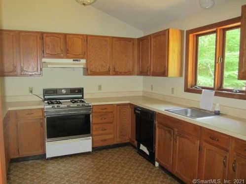 33 Ridgebrook Dr, Coventry, CT 06238-1343