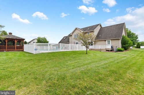 22 Meade Dr, Carlisle PA 17013-8141 exterior