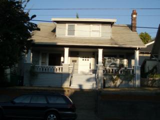 1906 10th Ave, Seattle WA  98119-2822 exterior