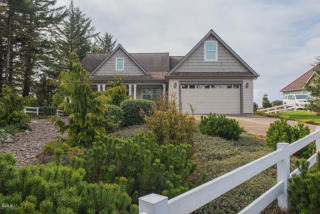 2220 Pinecrest Way, Waldport, OR 97394-9313