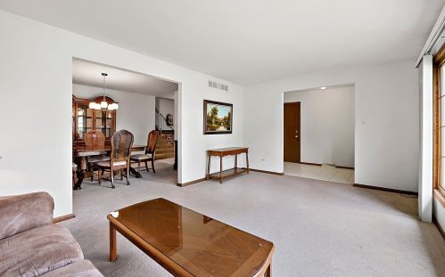 7649 Appletree Ln, Willowbrook, IL 60527-2436