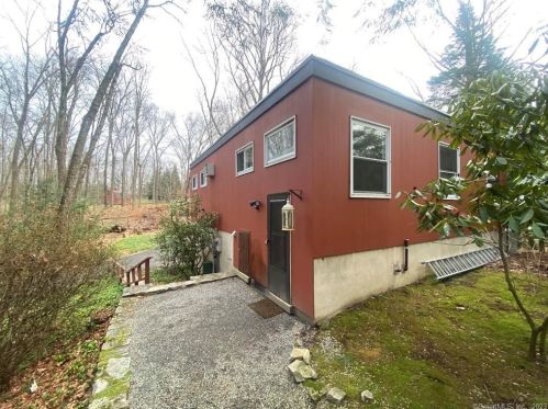 21 Hycliff Rd, Greenwich CT  06831-3223 exterior