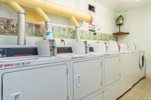 3741 Kanaina Ave, Honolulu HI  96815-4454 exterior