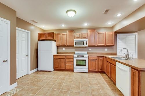 8901 Maple Ave, Willowbrook IL 60527-6469 exterior