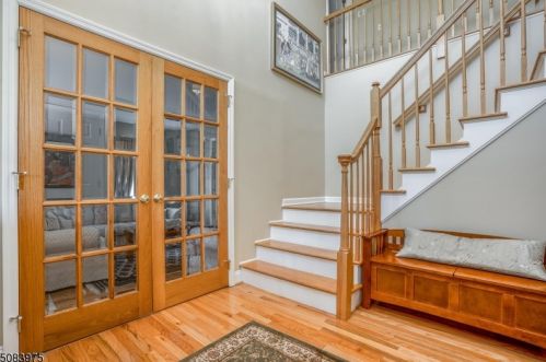 8 Austin Hill Rd, Clinton, NJ 08809-2035