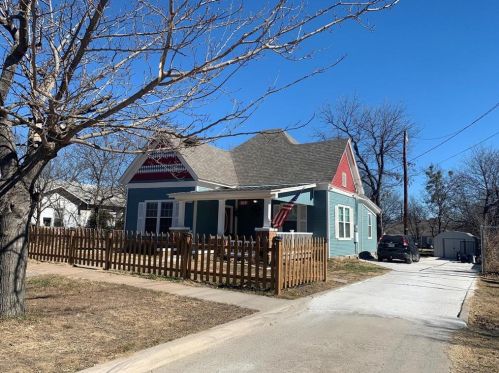809 5th Ave, Mineral Wells, TX 76067-5174