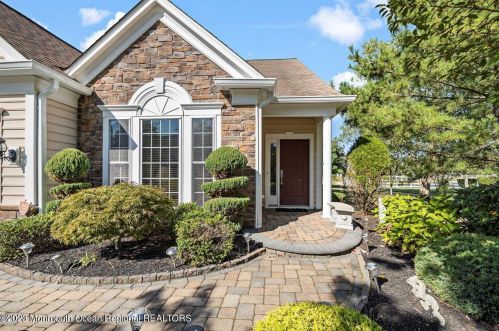 30 Aberdeen Ln, Lakehurst, NJ 08759-7304