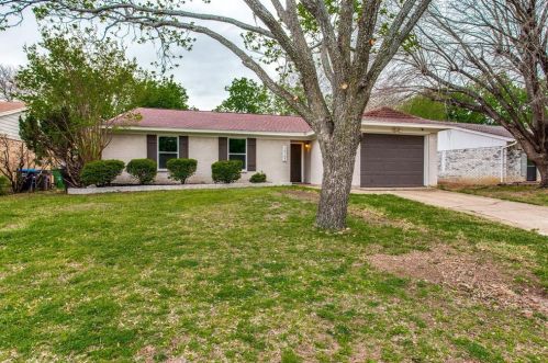 10105 Peppertree Ln, Fort Worth, TX 76108-3921