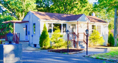 3 Caines Dr, Upper Freehold Township, NJ 08514-2329
