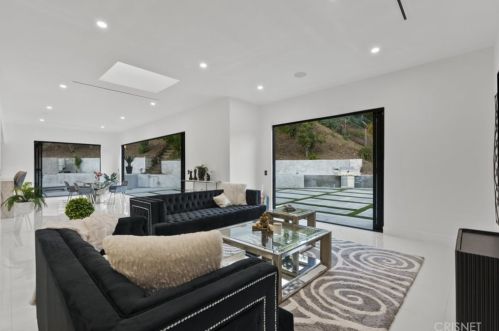 2434 Delisle Ct, Glendale CA  91208-2210 exterior