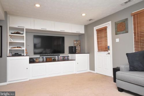 1630 Poplar Grove Dr, Herndon VA  20194-1738 exterior