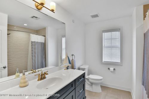 2 River St, Tinton Falls NJ 07701-1324 exterior