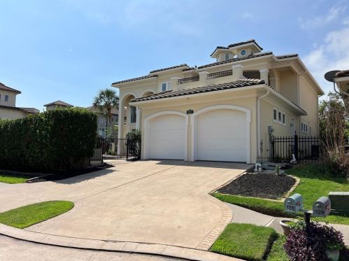 525 Villa Dr, Taylor Lake Village TX  77586-3053 exterior