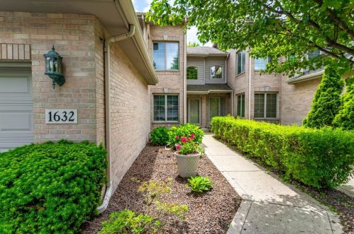 1632 Cherry Blossom Dr, Hammond, IN 46321-5143